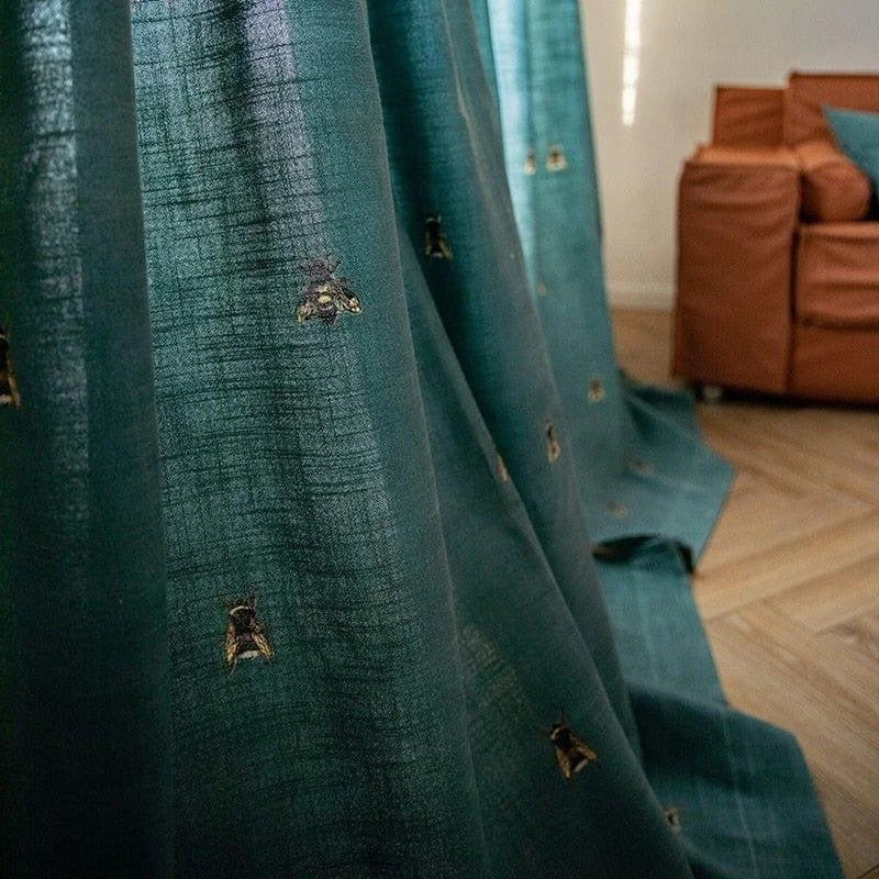 Rideau élégant bleu-vert avec motifs brodés, apportant une touche de sophistication à votre salon. Parfait pour un intérieur moderne et chaleureux, il s'accorde facilement avec différents styles de décoration et offre une ambiance chic et raffinée.
