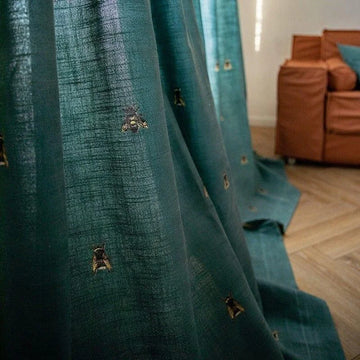 Rideau élégant bleu-vert avec motifs brodés, apportant une touche de sophistication à votre salon. Parfait pour un intérieur moderne et chaleureux, il s'accorde facilement avec différents styles de décoration et offre une ambiance chic et raffinée.