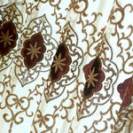 Voilage décoratif beige et marron avec motifs floraux élégants, idéal pour ajouter une touche sophistiquée à votre intérieur. Ce rideau raffiné sublime la lumière tout en habillant vos fenêtres avec charme et élégance, parfait pour un salon ou une chambre à coucher.