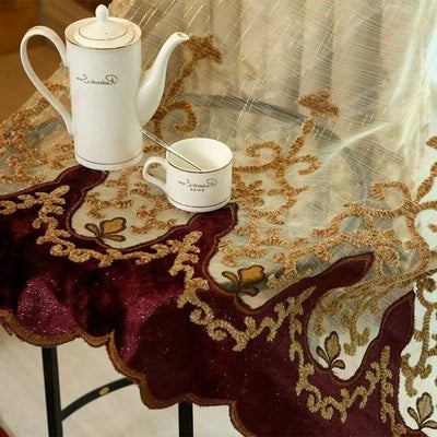 Nappe décorative élégante avec motifs dorés, idéale pour sublimer votre table à manger ou salon. Parfaite pour les occasions spéciales, elle apporte une touche de raffinement à tout type d'intérieur. Accompagnée de vaisselle chic, elle crée une ambiance conviviale et sophistiquée.