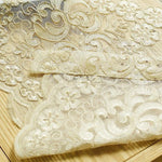 Dentelle dorée raffinée avec motifs floraux détaillés, idéale pour des créations de mode élégantes ou des projets de décoration. Parfait pour apporter une touche de sophistication et de luxe.