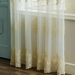 Voilage décoratif pour salon avec broderies élégantes, idéal pour ajouter une touche sophistiquée à votre intérieur. Convient parfaitement aux fenêtres de séjour pour un style raffiné et lumineux.