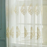 Rideau transparent décoratif avec motifs dorés élégants, idéal pour une décoration intérieure chic et moderne. Laisse passer la lumière tout en préservant l'intimité de votre espace. Accessoire parfait pour salon, chambre ou salle à manger. Transforme vos fenêtres en véritables œuvres d'art avec son design raffiné et contemporain.