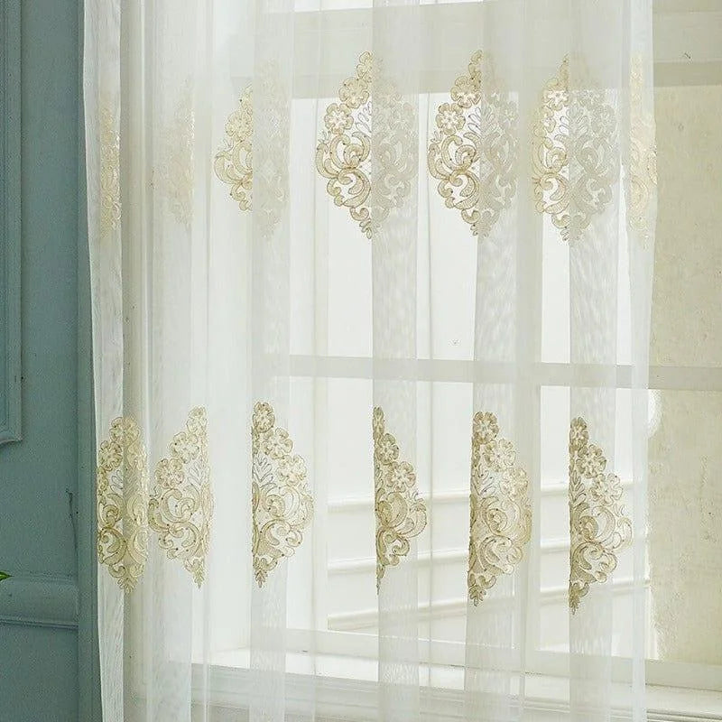 Rideau transparent décoratif avec motifs dorés élégants, idéal pour une décoration intérieure chic et moderne. Laisse passer la lumière tout en préservant l'intimité de votre espace. Accessoire parfait pour salon, chambre ou salle à manger. Transforme vos fenêtres en véritables œuvres d'art avec son design raffiné et contemporain.