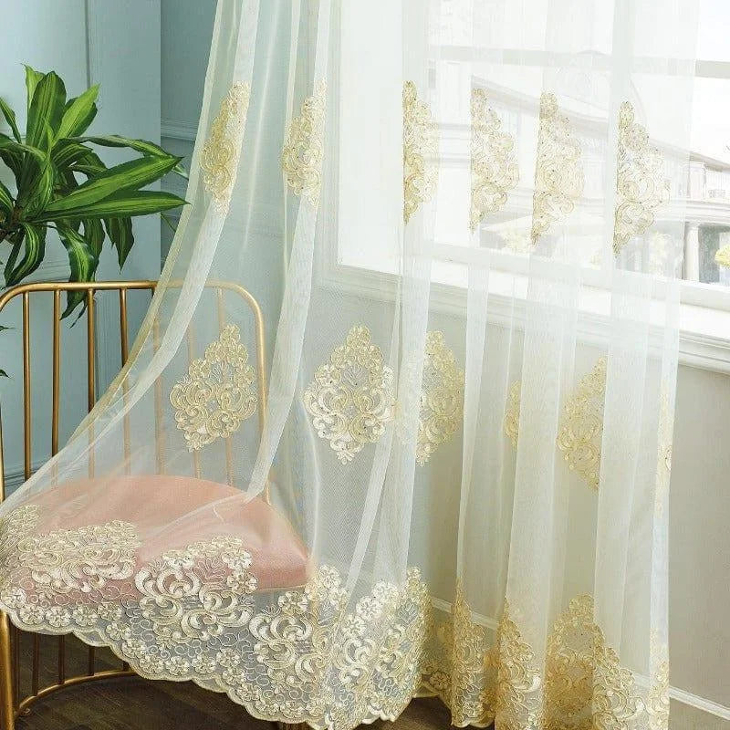 Voilage décoratif élégant avec motifs dorés, idéal pour sublimer votre intérieur avec une touche de raffinement. Ce rideau léger, aux broderies élaborées, laisse passer la lumière tout en préservant l'intimité, parfait pour ajouter une dimension luxueuse à votre salon ou chambre. Transformez votre espace avec ce voilage chic et intemporel.