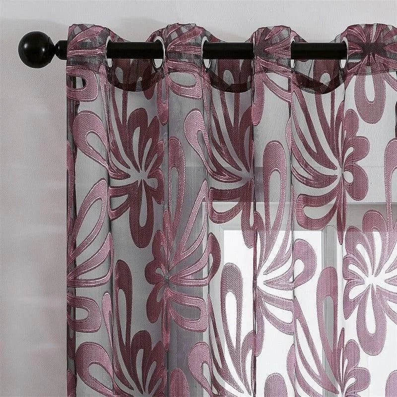 Rideau décoratif rose avec motifs floraux, idéal pour ajouter une touche élégante et moderne à votre intérieur. Ce voilage est parfait pour laisser passer la lumière tout en préservant votre intimité. Accessoire parfait pour le salon, la chambre ou la salle à manger. Facile à installer, il offre une ambiance chaleureuse et accueillante à votre espace de vie.
