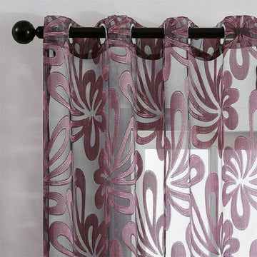 Rideau décoratif rose avec motifs floraux, idéal pour ajouter une touche élégante et moderne à votre intérieur. Ce voilage est parfait pour laisser passer la lumière tout en préservant votre intimité. Accessoire parfait pour le salon, la chambre ou la salle à manger. Facile à installer, il offre une ambiance chaleureuse et accueillante à votre espace de vie.