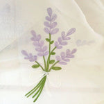 Broderie fleurie : bouquet de lavande violet sur fond blanc, idéal pour décoration intérieure raffinée. Motif floral élégant pour personnaliser votre espace avec une touche provençale. Accessoire décoratif apaisant et esthétique pour embellir votre maison.