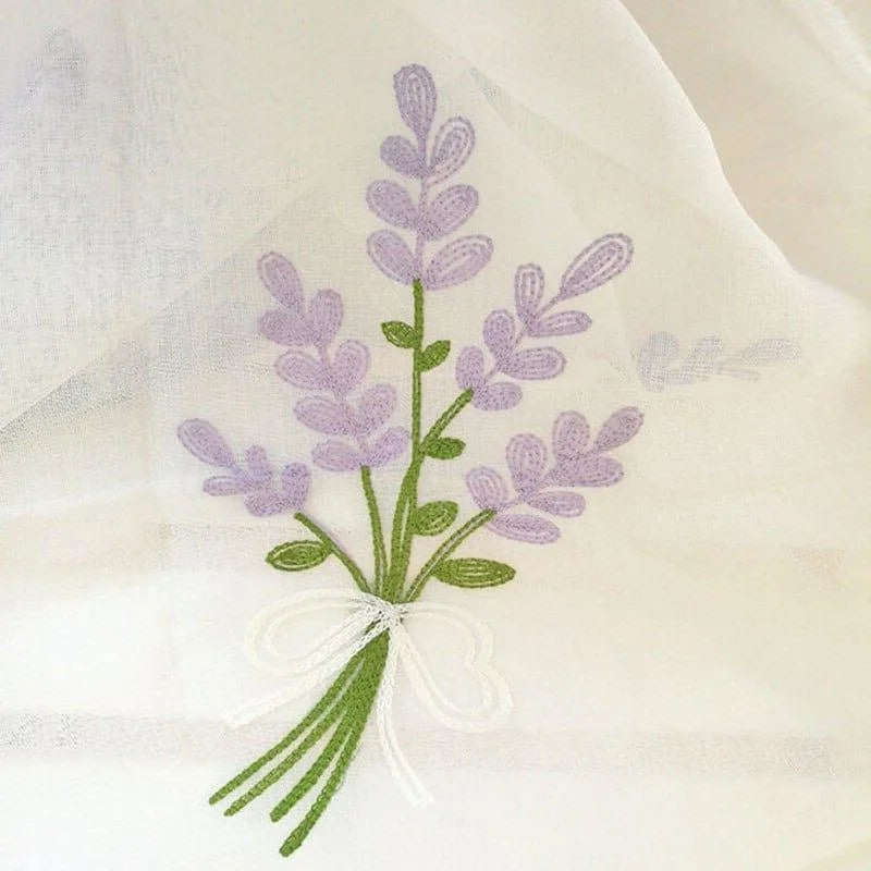 Broderie fleurie : bouquet de lavande violet sur fond blanc, idéal pour décoration intérieure raffinée. Motif floral élégant pour personnaliser votre espace avec une touche provençale. Accessoire décoratif apaisant et esthétique pour embellir votre maison.