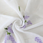 Étoffe blanche avec délicat motif floral violet et vert tendre, apportant une touche d'élégance et de fraîcheur à votre intérieur. Convient parfaitement pour la décoration de fenêtres ou comme étoffe d'ameublement pour une ambiance naturelle et apaisante. Idéale pour ceux qui recherchent une esthétique florale subtile et raffinée.
