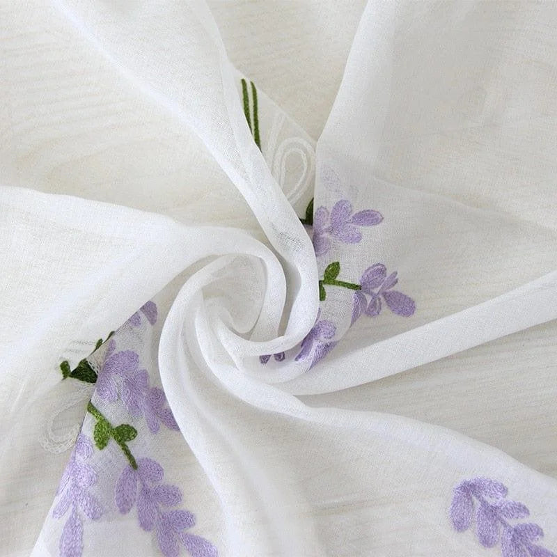 Étoffe blanche avec délicat motif floral violet et vert tendre, apportant une touche d'élégance et de fraîcheur à votre intérieur. Convient parfaitement pour la décoration de fenêtres ou comme étoffe d'ameublement pour une ambiance naturelle et apaisante. Idéale pour ceux qui recherchent une esthétique florale subtile et raffinée.