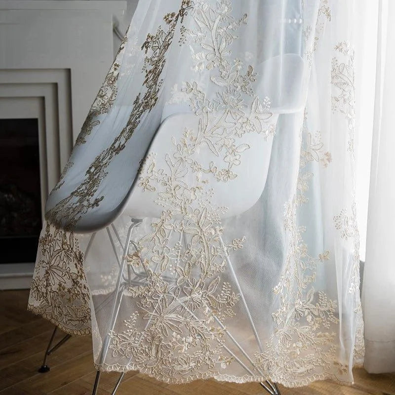 Voilage élégant à broderies florales, idéal pour décorer un salon moderne. Ce rideau raffiné ajoute une touche de sophistication et laisse passer la lumière naturelle, créant une ambiance lumineuse et chaleureuse dans votre intérieur. Parfait pour ceux qui recherchent une décoration de fenêtre à la fois fonctionnelle et esthétique.