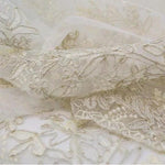 Dentelle brodée florale élégante, parfaite pour la création de robes de mariée ou de soirée. Motifs délicats et raffinés, idéal pour une couture de qualité supérieure et des embellissements décoratifs uniques.