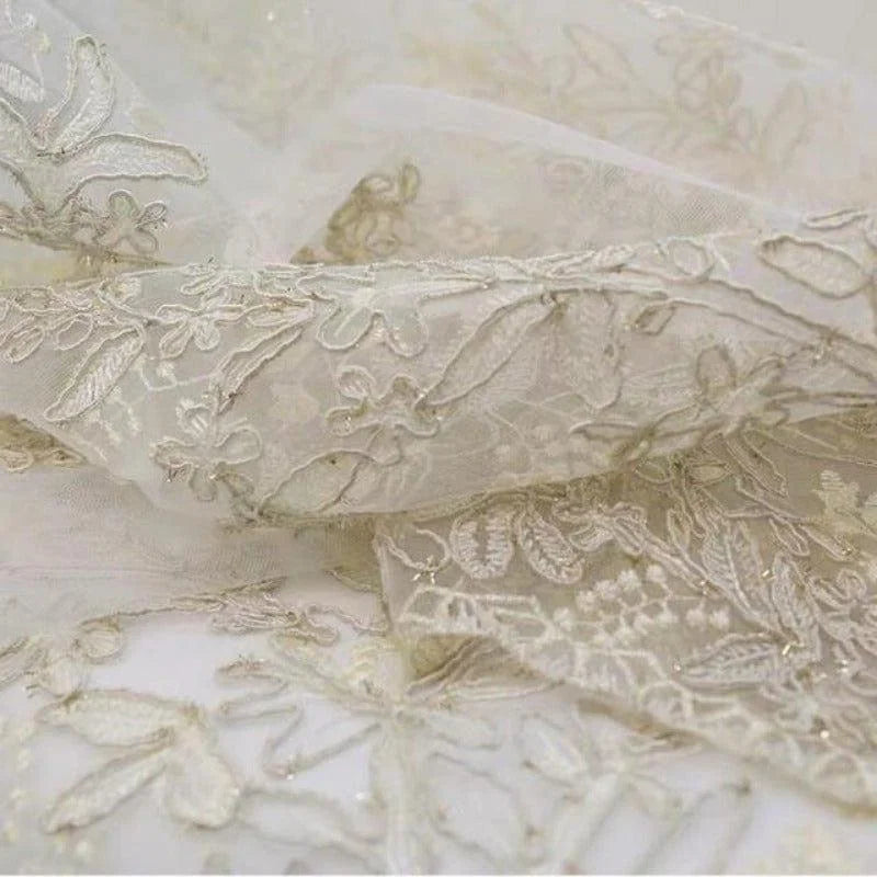 Dentelle brodée florale élégante, parfaite pour la création de robes de mariée ou de soirée. Motifs délicats et raffinés, idéal pour une couture de qualité supérieure et des embellissements décoratifs uniques.