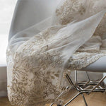 Voilage élégant avec motifs floraux brodés en relief, idéal pour sublimer la décoration intérieure. Tissu translucide parfait pour ajouter une touche de raffinement et de légèreté à votre espace de vie. Convient aux fenêtres du salon, de la chambre ou de la salle à manger, créant une ambiance chic et chaleureuse. Disponible en différentes dimensions pour s'adapter à vos besoins.