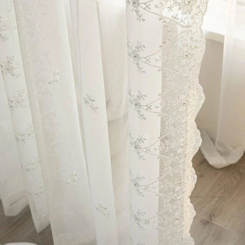 Voilage blanc élégant avec broderies florales, parfait pour ajouter une touche de raffinement et de luminosité à votre intérieur. Idéal pour salon, chambre ou espace de vie moderne. Design raffiné et esthétique, s'intégrant facilement dans différents styles de décoration. Parfait pour ceux cherchant une ambiance douce et délicate.