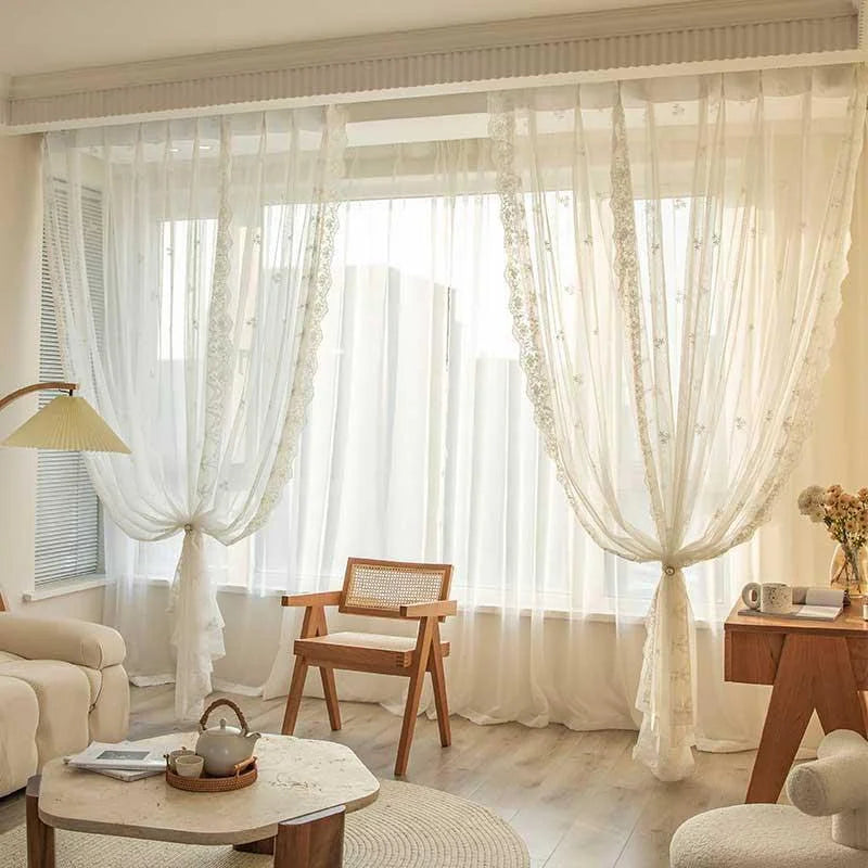 Rideaux élégants pour salon moderne, offrant une ambiance lumineuse et chaleureuse. Idéals pour ajouter une touche sophistiquée à votre décoration intérieure, ces voilages transparents permettent de contrôler la lumière naturelle tout en préservant l'intimité. Design raffiné, parfait pour embellir votre séjour et créer une atmosphère accueillante.