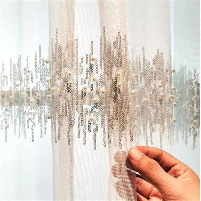 Voilage élégant avec motif brodé et détails raffinés. Design moderne et esthétique idéale pour salon, chambre ou bureau. Transforme la lumière naturelle pour une ambiance chaleureuse et accueillante. Accessoire décoratif qui sublime votre intérieur. Parfait pour personnaliser votre décoration tout en apportant une touche de sophistication.