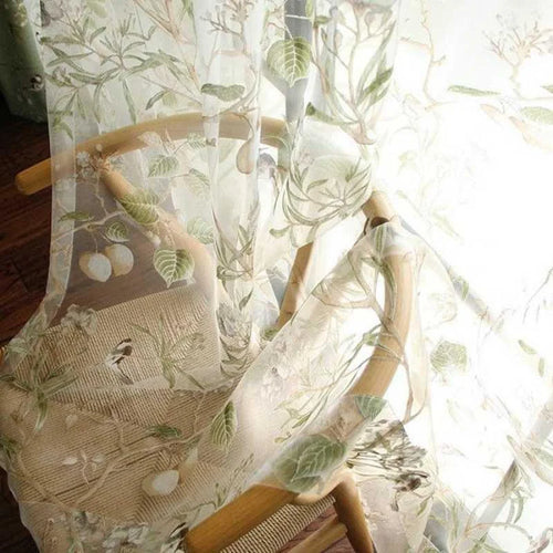 Voilage décoratif à motif floral, idéal pour ajouter une touche de fraîcheur et d'élégance à votre intérieur. Ce rideau transparent, orné de feuilles vertes et de fleurs délicates, apporte une ambiance naturelle et lumineuse à votre salon ou votre chambre. Parfait pour laisser entrer la lumière tout en préservant votre intimité.