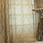 Rideaux élégants avec motifs floraux et ondulations, parfaits pour ajouter une touche de sophistication et de style à votre intérieur. Conçus pour embellir votre salon ou chambre à coucher tout en permettant une douce lumière naturelle de filtrer à travers. Idéal pour une décoration classique et chaleureuse.