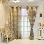 Rideaux élégants pour salon, motif classique, couleur beige doré, pièce lumineuse et chic. Accessoire idéal pour une décoration intérieure raffinée, apportant une touche de sophistication à votre espace de vie. Installation facile, parfait pour un style classique et intemporel.