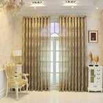 Rideaux élégants aux motifs floraux dorés dans un salon chic, offrant une ambiance raffinée et chaleureuse. Idéals pour embellir votre espace intérieur avec une touche de sophistication.