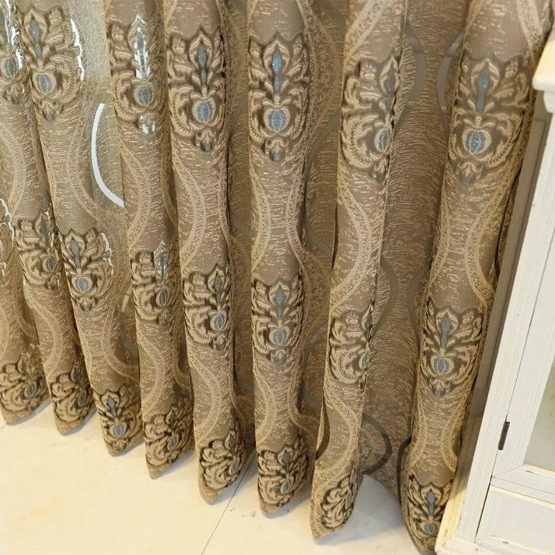 Rideau élégant avec motifs floraux brodés, idéal pour apporter une touche raffinée et chaleureuse à votre salon. Ornementations sophistiquées en relief, parfaites pour sublimer la décoration intérieure de votre maison.