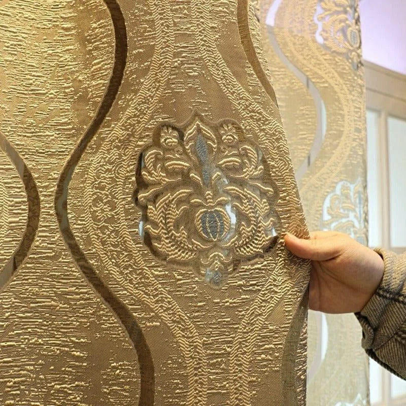 Rideau élégant avec motif baroque doré, parfait pour une décoration intérieure sophistiquée. Design luxueux et détaillé, idéal pour habiller fenêtres et apporter une touche raffinée à votre maison. Accessoire déco incontournable pour créer une ambiance chic.