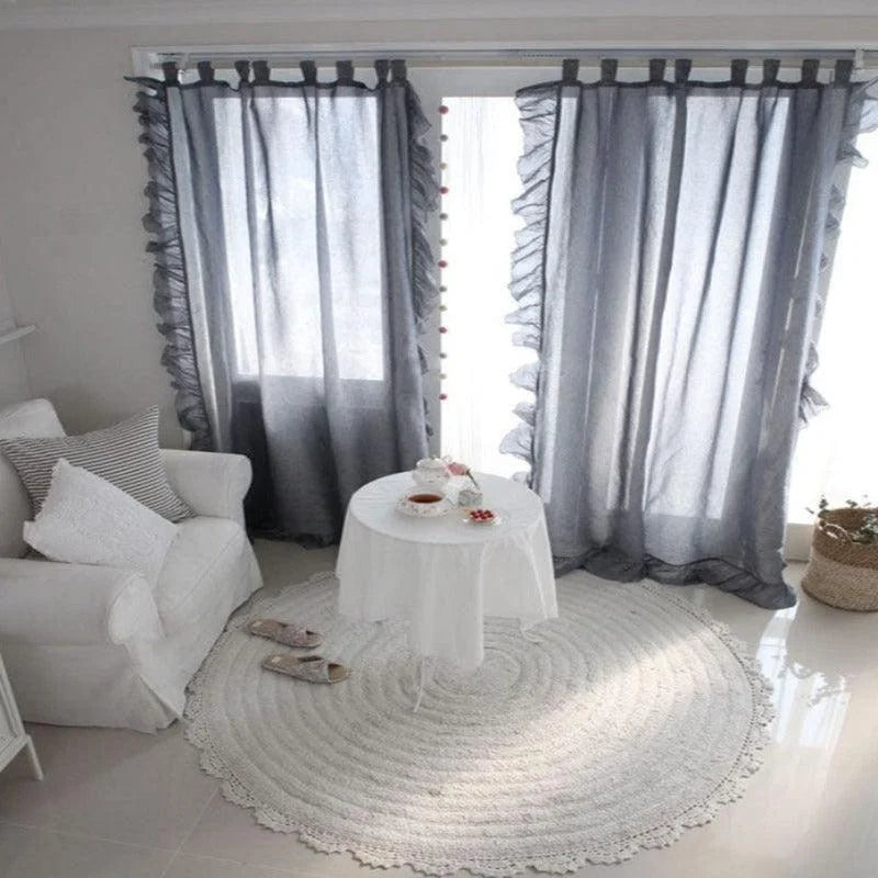 Rideaux gris élégants pour salon moderne, ajoutant une touche sophistiquée à la décoration intérieure. Ces rideaux avec volants créent une ambiance chaleureuse et accueillante dans votre espace de vie, tout en offrant une luminosité douce. Un choix idéal pour transformer l'apparence de votre maison et améliorer votre confort visuel.