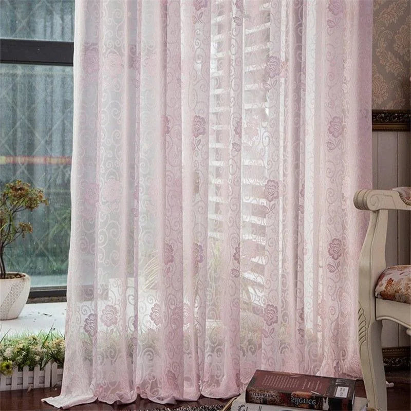 Rideau décoratif élégant avec motifs floraux roses, parfait pour habiller votre salon ou chambre à coucher, apportant une touche de charme et de douceur à votre intérieur. Ce rideau translucide permet de filtrer délicatement la lumière tout en préservant l'intimité de votre espace. Idéal pour créer une ambiance chaleureuse et accueillante.