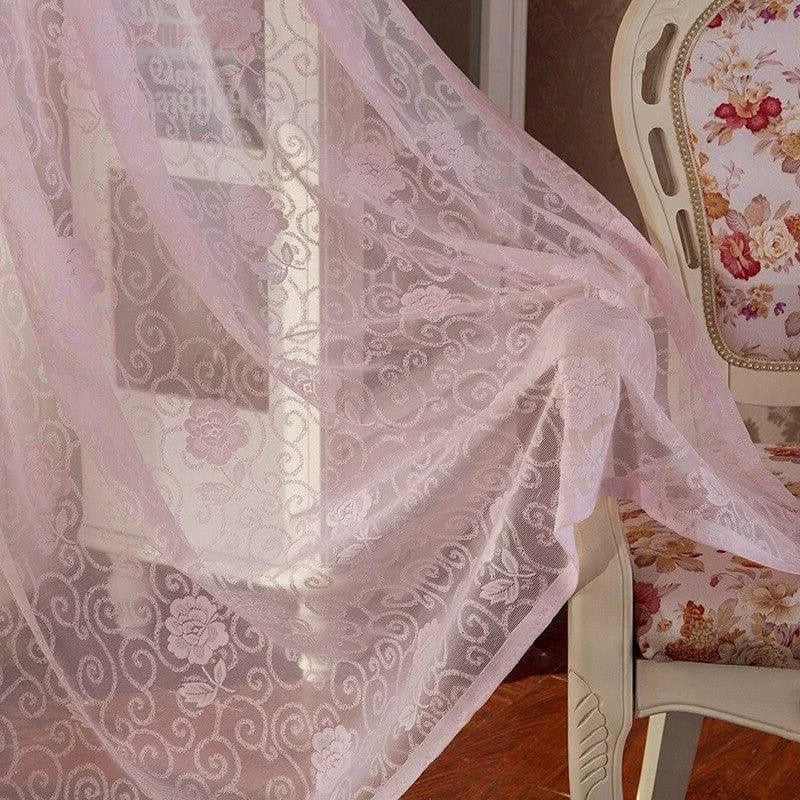 Voilage élégant rose avec motifs floraux, idéal pour ajouter une touche romantique à votre intérieur. Parfait pour un salon ou une chambre, ce rideau laisse entrer une douce lumière tout en préservant l'intimité. Transformation instantanée de votre espace grâce à son design délicat et raffiné.