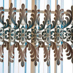 Rideau élégant à motifs floraux et arabesques, idéal pour ajouter une touche de sophistication à votre intérieur. Design chic et raffiné, parfait pour une décoration moderne ou classique. Embellissez votre espace avec ce rideau décoratif unique.