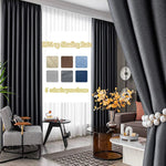 Des rideaux en textile gris pour habiller les fenêtres d'un salon contemporain, en complément du mobilier et du tapis, avec une plante d'intérieur luxuriante près de la fenêtre pour une esthétique fraîche.