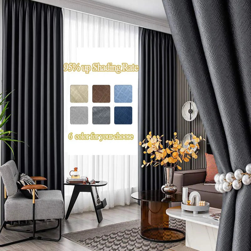 Des rideaux en textile gris pour habiller les fenêtres d'un salon contemporain, en complément du mobilier et du tapis, avec une plante d'intérieur luxuriante près de la fenêtre pour une esthétique fraîche.