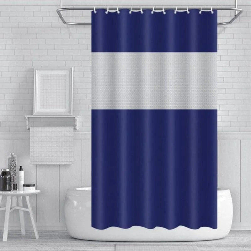Rideau de douche bleu avec bande centrale grise, ajout élégant pour salle de bain moderne, design épuré contrastant avec le mur carrelé blanc. Solution pratique pour éviter les éclaboussures tout en apportant une touche décorative chic et minimaliste à l'espace bain. Accessoire idéal pour salle de bain contemporaine, combinant fonctionnalité et esthétique.