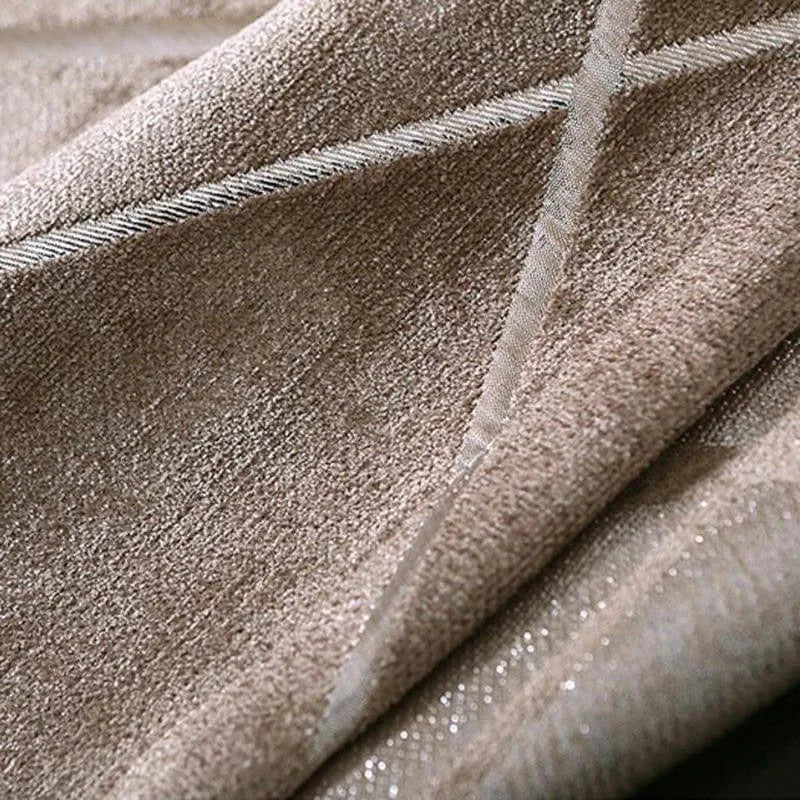 Texture douce et élégante d'un tissu beige avec motifs géométriques subtils, parfait pour une décoration raffinée et moderne. Idéal pour rehausser l'esthétique de votre intérieur avec une touche de sophistication visuelle.
