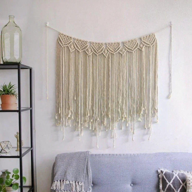 Décoration murale bohème en macramé, idéale pour créer une ambiance chaleureuse et tendance dans votre salon ou chambre. Élément de design raffiné pour une décoration intérieure moderne et authentique. Parfait pour ajouter une touche d'élégance naturelle à votre espace de vie.