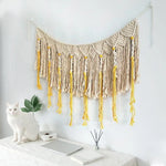 Décoration murale bohème chic avec franges suspendues, idéale pour apporter une touche élégante et chaleureuse à votre intérieur. Couleurs naturelles avec des touches de jaune vibrant, parfaite pour embellir une chambre, un salon ou un bureau. Design artisanal avec détails soignés, harmonieux dans une ambiance zen ou scandinave.