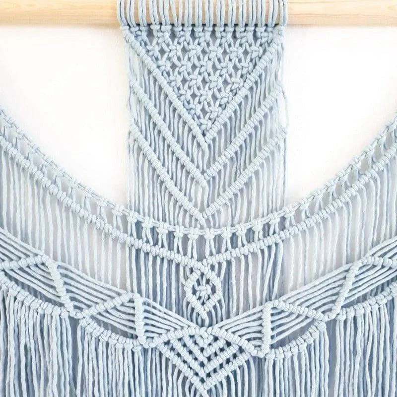 Décoration murale macramé bleu ciel, motif géométrique unique, embellissez votre intérieur avec une touche bohème chic. Idéal pour salon, chambre ou bureau, ce macramé élégant complète parfaitement une décoration moderne. Fait main pour un style artisanal et tendance.