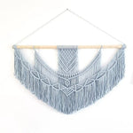 Décoration murale en macramé bleu clair, suspendue sur un bâton en bois, parfaite pour ajouter une touche bohème et artistique à votre intérieur. Idéale pour le salon, la chambre ou l'entrée, cette pièce unique apporte élégance et originalité à votre espace de vie.
