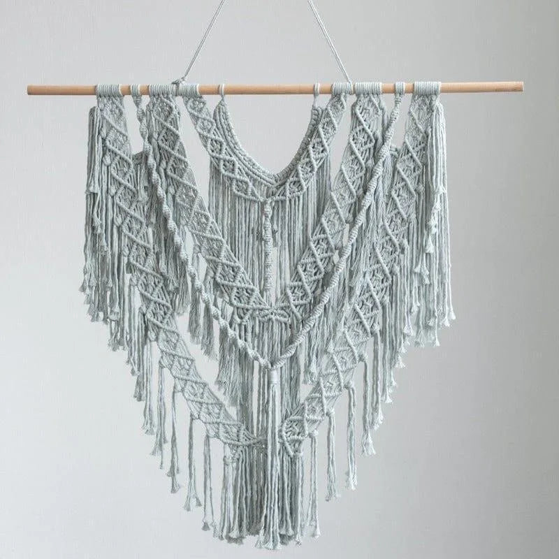 Décoration murale en macramé bohème chic avec motifs géométriques, idéale pour ajouter une touche d'élégance ethnique à votre intérieur. Cette pièce artisanale authentique capte l'attention par ses détails raffinés et ses franges harmonieuses. Parfait pour le salon ou une chambre, offrant une ambiance cosy et tendance.