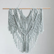 décoration murale bohème macramé gris clair blanc tressage géométrique franges tringle boisSuspension