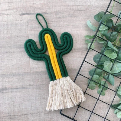 Objet décoratif en forme de cactus, idéal pour embellir un intérieur avec une touche exotique. Suspension murale originale avec du vert et du jaune, parfaite pour un salon moderne ou une chambre d'enfant. Accent décoratif tendance, apportant couleur et style à votre espace de vie.