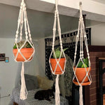 Supports pour plantes suspendues, trois modèles avec des pots de fleurs en terre cuite. Idéal pour décorer un intérieur, ces suspensions apportent une touche bohème et naturelle à votre espace. Parfaits pour installer des plantes comme des succulentes, ces supports rehaussent l'ambiance de votre maison tout en optimisant l'espace.