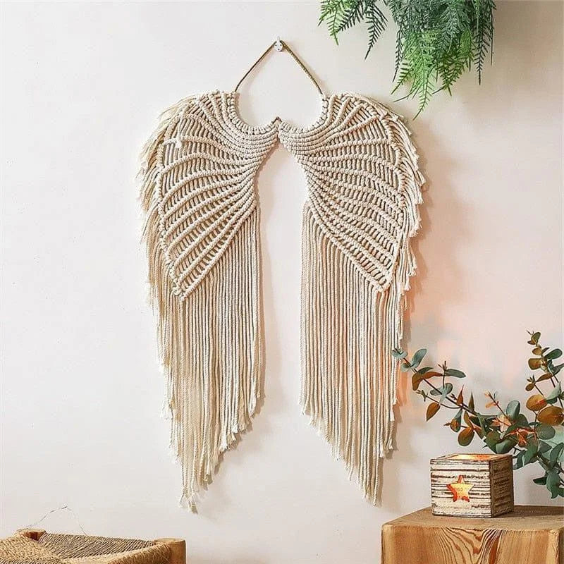 Ailes décoratives suspendues en motif de macramé pour embellir votre intérieur. Idéales pour ajouter une touche bohème et artistique à votre salon, chambre ou espace de travail. Découvrez ce design élégant qui apporte charme et élégance à votre décoration murale. Accessoire parfait pour les amateurs de décoration d'intérieur moderne et tendance.