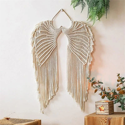 Ailes décoratives suspendues en motif de macramé pour embellir votre intérieur. Idéales pour ajouter une touche bohème et artistique à votre salon, chambre ou espace de travail. Découvrez ce design élégant qui apporte charme et élégance à votre décoration murale. Accessoire parfait pour les amateurs de décoration d'intérieur moderne et tendance.