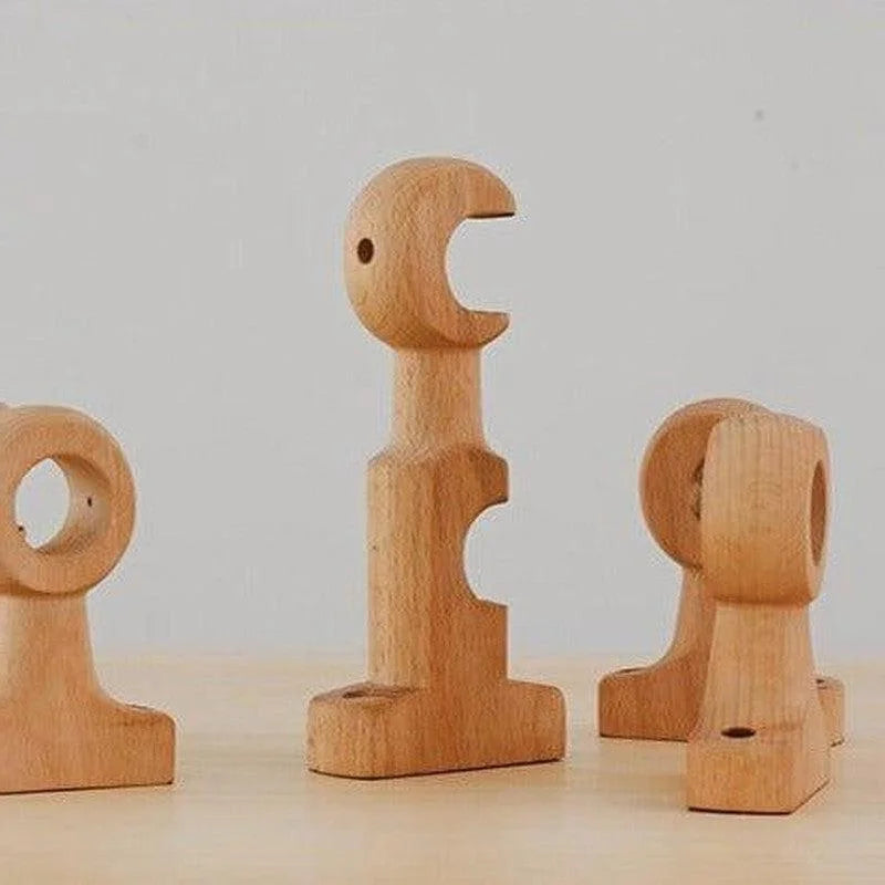 Trois petites sculptures artistiques minimalistes sur une table, chaque pièce présente des formes uniques et géométriques, parfaites pour la décoration intérieure moderne. Idéales pour apporter une touche créative aux espaces de vie.