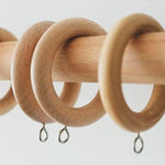 Anneaux de rideau élégants suspendus sur une tringle, design moderne pour une décoration intérieure raffinée, accessoire de maison pratique et esthétique, solution pour valoriser vos fenêtres et habiller vos espaces avec style.