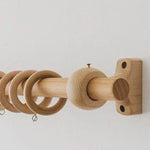 Support de tringle à rideaux murale moderne, parfait pour ajouter une touche élégante et fonctionnelle à votre intérieur. Design robuste et esthétique, idéal pour suspendre vos rideaux avec style. Disponible en plusieurs dimensions pour s'adapter à différents espaces. Facile à installer et compatible avec divers types de rideaux pour une décoration harmonieuse.