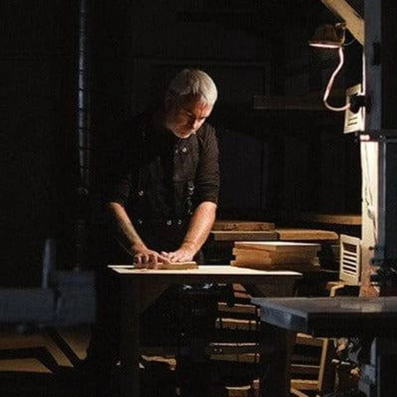 Artisan à l'œuvre dans un atelier, utilisant son savoir-faire pour créer des pièces uniques avec précision et attention aux détails, reflétant l'excellence de l'artisanat traditionnel.